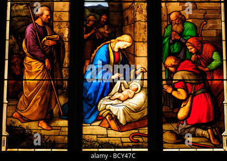 Dettaglio della vetrata raffigurante la Natività in Peterhouse College Chapel, Inghilterra Cambridge Regno Unito Foto Stock