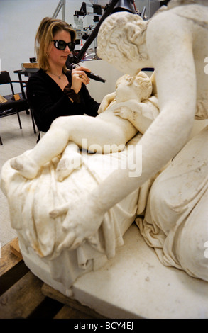 Lavori di restauro finanziati dalla lotteria Heirtage presso il Centro di Conservazione, Liverpool su statue da Sefton Park Palm House Foto Stock