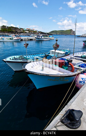 Un pescatore s imbarcazione all'isola Terceira nelle Azzorre Foto Stock