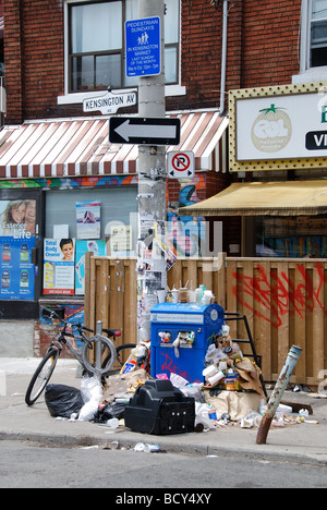 Garbage e lettiere overflow dai contenitori dopo una maratona di 36 giorni di sciopero dei lavoratori municipali nel centro cittadino di Toronto in Canada Foto Stock