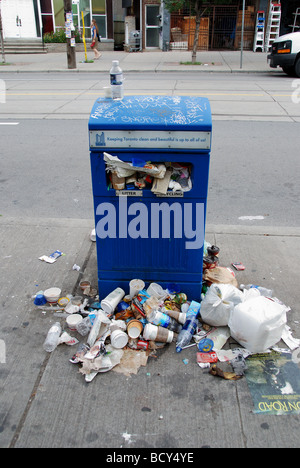 Garbage e lettiere overflow dai contenitori dopo una maratona di 36 giorni di sciopero dei lavoratori municipali nel centro cittadino di Toronto in Canada Foto Stock