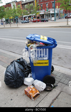 Garbage e lettiere overflow dai contenitori dopo una maratona di 36 giorni di sciopero dei lavoratori municipali nel centro cittadino di Toronto in Canada Foto Stock