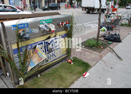 Garbage e lettiere overflow dai contenitori dopo una maratona di 36 giorni di sciopero dei lavoratori municipali nel centro cittadino di Toronto in Canada Foto Stock