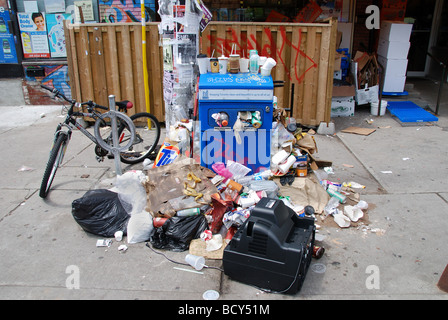 Garbage e lettiere overflow dai contenitori dopo una maratona di 36 giorni di sciopero dei lavoratori municipali nel centro cittadino di Toronto in Canada Foto Stock