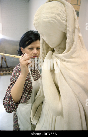 Restauro di figure dal Palm House di Sefton Park Liverpool nella National Conservation Centre Liverpool. Foto Stock