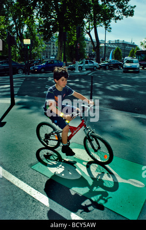 Parigi Francia, Bambini in bicicletta, sulla pista ciclabile, giorno, Parigina Street Biking, Ragazzo di profilo, mobilità urbana, ecologia della mobilità dello spazio pubblico Foto Stock