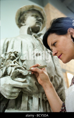 Restauro di figure dal Palm House di Sefton Park Liverpool nella National Conservation Centre Liverpool. Foto Stock