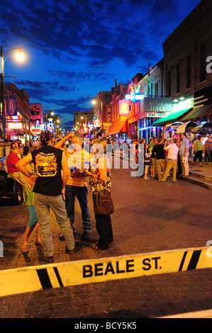 Tennessee Memphis Beale Street folle raccogliere un sabato notte Foto Stock