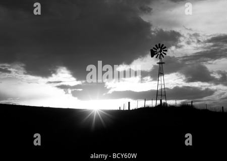 Il mulino a vento e thunderstrom al tramonto della Palouse Washington Foto Stock