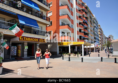 La passeggiata sul lungomare, Fuengirola, Costa del Sol, provincia di Malaga, Andalusia, Spagna Foto Stock