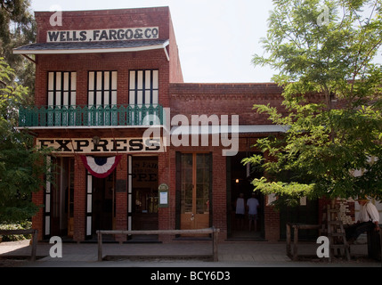 Il Pony Express office nella storica città della corsa all'oro di Columbia in Columbia Historic State Park, California, decorato per il 4 di luglio Foto Stock