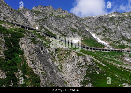 Nuovo Gotthardpass strada conduce attraverso un tunnel aperto sulla montagna, Svizzera, Europa Foto Stock