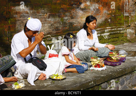 Persone in occasione di una cerimonia che si terrà presso la fonte sacra, Tirta Empul a Tampak Siring nella luce del mattino, Bali, Repubblica di Indonesia, Southe Foto Stock