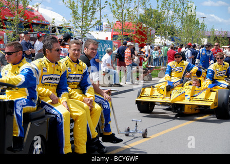 La vettura della forza di volontà è trainato verso la zona pit all'inizio della Honda Indy Toronto Foto Stock