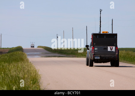 Vortex 2 squadre di sonda di distribuire le sonde vicino a Salina Kansas 3 Giugno 2009 durante il Tornado intercettare pratica Foto Stock