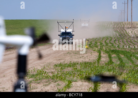 Vortex 2 squadre di sonda di distribuire le sonde vicino a Salina Kansas 3 Giugno 2009 durante il Tornado intercettare pratica Foto Stock