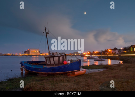 Barca da pesca con la bassa marea nel canale Waney, Walney Island, vicino a Barrow-in-Furness, Cumbria, England Regno Unito Foto Stock