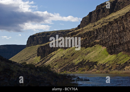 Il flusso di lava lungo le rive del paesaggistico e selvaggio fiume OWYHEE OREGON ORIENTALE Foto Stock