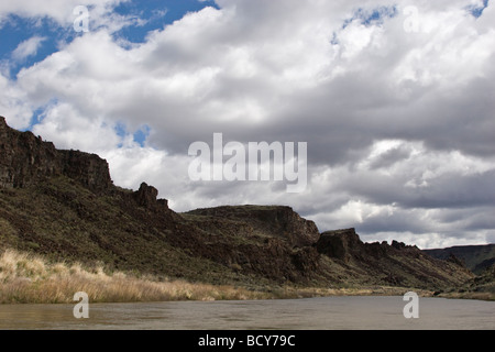 Un flusso di lava lungo le rive del paesaggistico e selvaggio fiume OWYHEE OREGON ORIENTALE Foto Stock