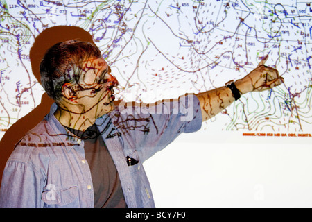 Metereologo Don Burgess punti a una mappa meteo durante la mattina con un briefing per il progetto Vortex 2 in salina Kansas il 5 giugno 2009 Foto Stock