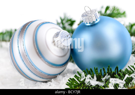 Due decorazione di Natale nella neve con rami di pino Foto Stock