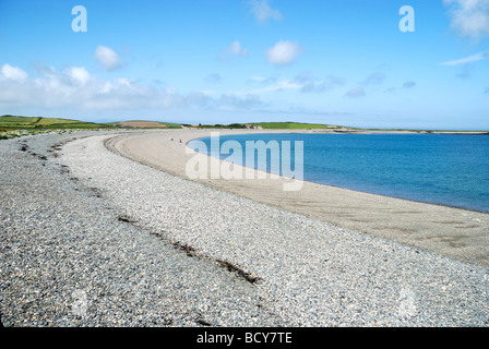 Spiaggia di ciottoli a Baia Cemlyn Anglesey North Wales Foto Stock