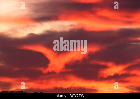 Di rosso le nuvole nel cielo mattutino Foto Stock