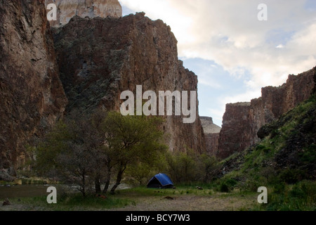 CAMPING lungo la selvaggia e scenic OWYHEE RIVER che taglia un profondo canyon attraverso l'EST OREGON Foto Stock