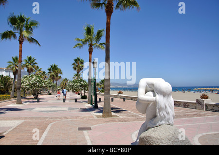 La spiaggia e il lungomare, Playa Puerto Banus Puerto Banus Costa del Sol, provincia di Malaga, Andalusia, Spagna Foto Stock