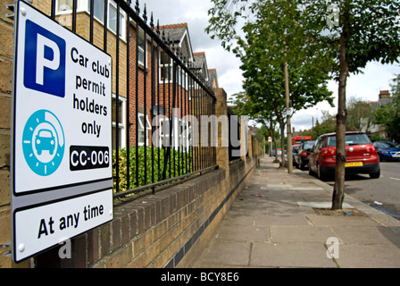 Automobile club i titolari di autorizzazioni solo segno di parcheggio, in una strada residenziale di mortlake, a sud-ovest di Londra - Inghilterra Foto Stock