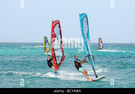 Sailboarding sull isola Canarie Fuerteventura, Spagna Foto Stock