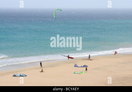 Kite-surf sulla spiaggia Playa de Sotavento di Fuerteventura Isole Canarie Foto Stock