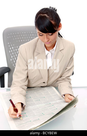 Junge Frau liest Anzeigen in der Zeitung imprenditrice quotidiano di lettura Foto Stock