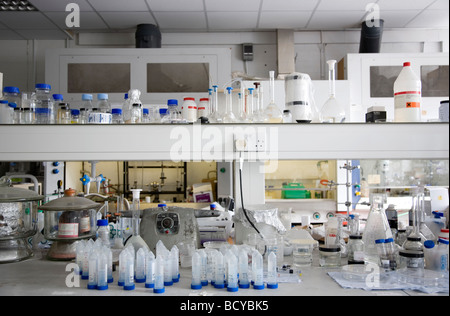 Laboratorio affollato di scaffali in laboratorio. Foto Stock