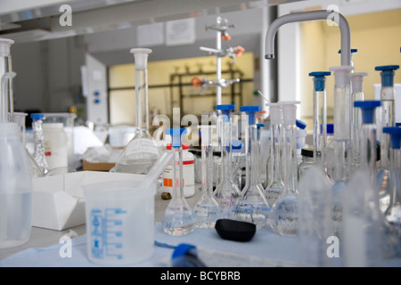 Bicchieri e tubi in laboratorio. Foto Stock