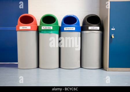 Cassonetti per il riciclaggio in ambienti interni Foto Stock