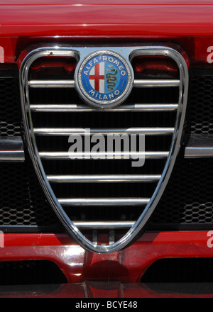 Alfa Romeo GTV 1750 coupe classic rosso sport automobilistico italiano la griglia del radiatore e badge Foto Stock