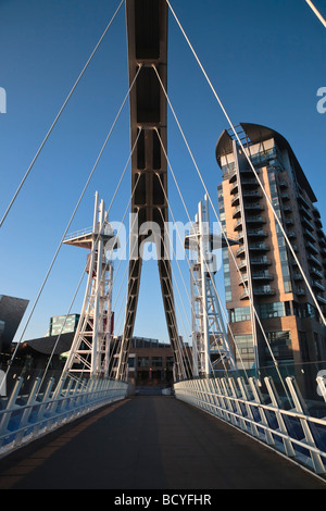 Il Lowery galleria d'arte e Millennium footbridge Manchester Ship Canal Salford Quays Manchester REGNO UNITO Foto Stock