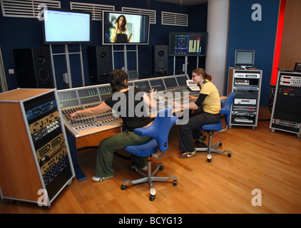 Suono e audio di studenti di ingegneria in surround studio, Duesseldorf, Germania Foto Stock