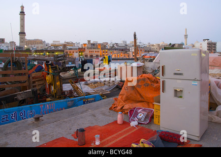 La mattina presto al Dubai Creek in al Servizio RAS, Deira, Dubai. Lavoratori Cargo appena si alzò da dormire presso il molo. Foto Stock