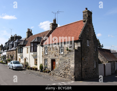 Antica casa con scale esterne e scene di strada Falkland Fife Scozia Giugno 2009 Foto Stock