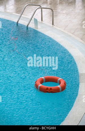 Life Saver flottante in una piscina Foto Stock