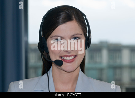 Imprenditrice che indossa la cuffia, sorridente Foto Stock