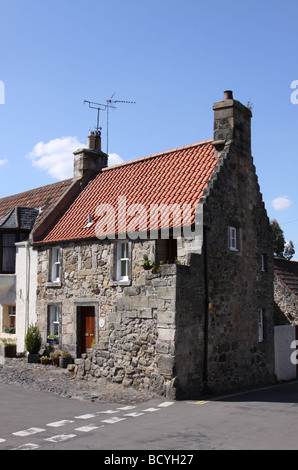 Antica casa con scala esterna Falkland Fife Scozia Giugno 2009 Foto Stock