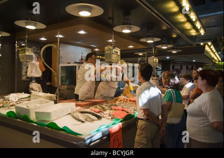 Barceloneta mercato stallo pesce Barcellona Catalonia Spagna Foto Stock