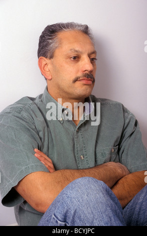 Di mezza età uomo indiano cercando premuto Foto Stock