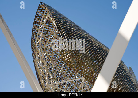 Scultura di pesce Pez y Esfera di Frank Gehry Barceloneta Beach Barcellona Catalonia Spagna Foto Stock