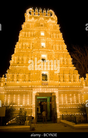 Tempio indù nei giardini del palazzo di Mysore Karnataka India Foto Stock