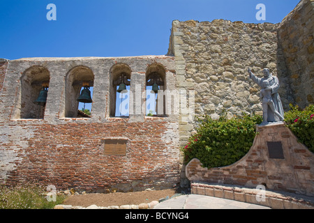 Statua di Padre Junipero Serra e ragazzo indiano e la parete di campana, la Missione di San Juan Capistrano, Orange County, California, Stati Uniti d'America Foto Stock