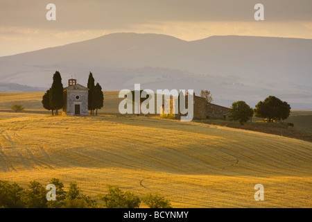 La piccola cappella all'alba, nei pressi di San Quirico d'Orcia, Toscana, Italia Foto Stock